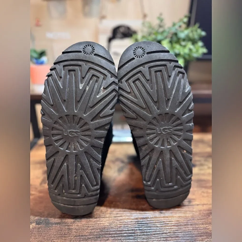 UGG neumel black